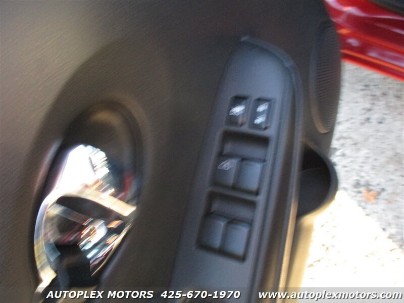 Used 2015 Nissan Versa Note SV FWD image 26