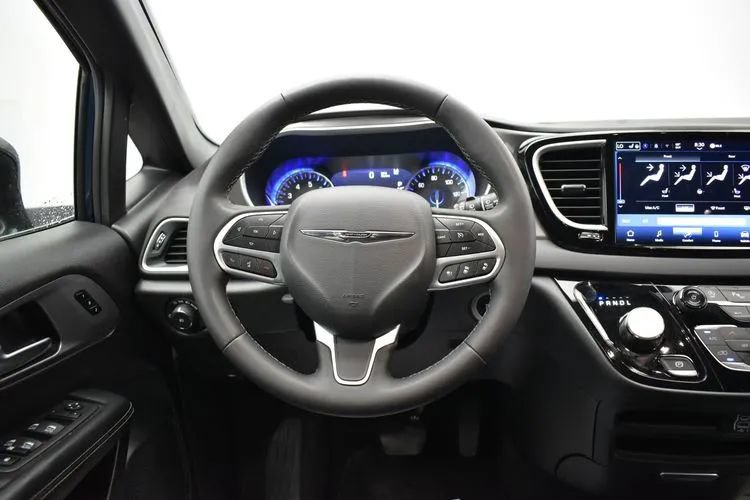 Used 2025 Chrysler Pacifica Select FWD image 20
