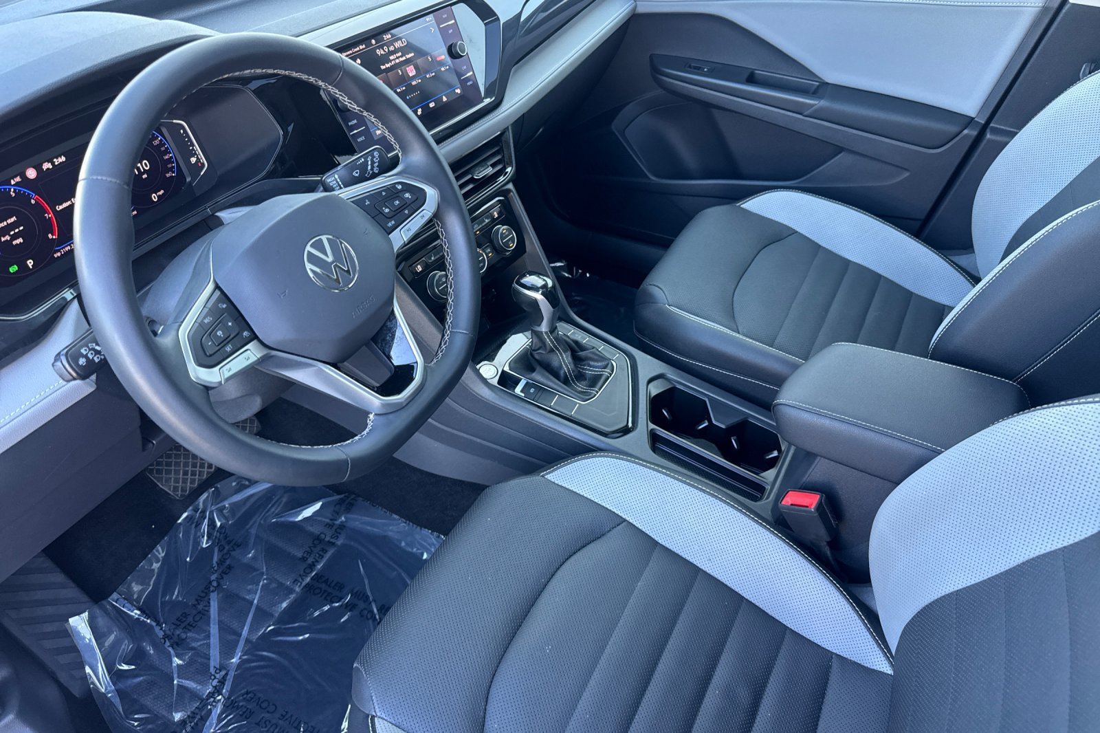 Used 2022 Volkswagen Taos SEL w/ Panoramic Sunroof Package FWD image 9