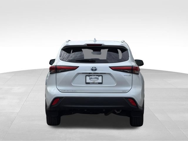 Used 2023 Toyota Highlander XLE AWD/4WD image 6