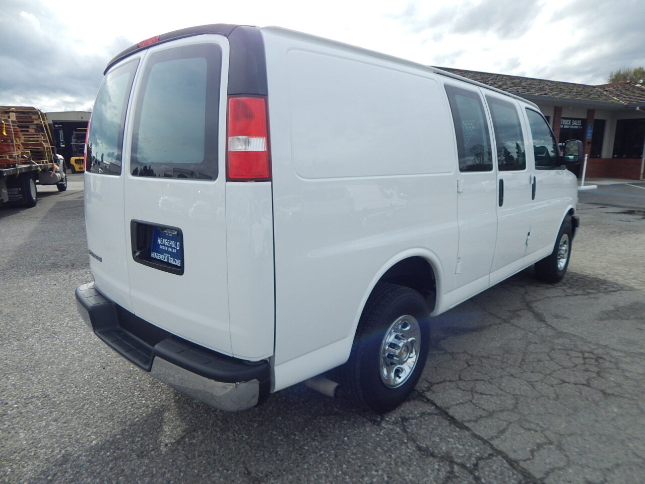 Used 2024 Chevrolet Express 2500 w/ Driver Convenience Package RWD image 4