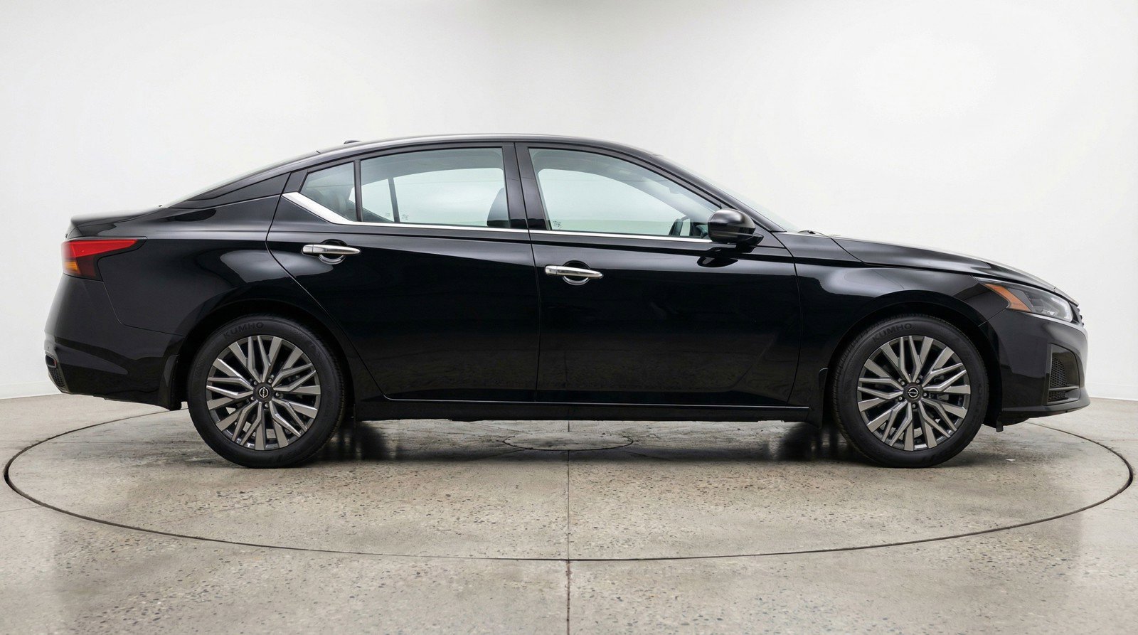 Used 2025 Nissan Altima 2.5 SV image 11