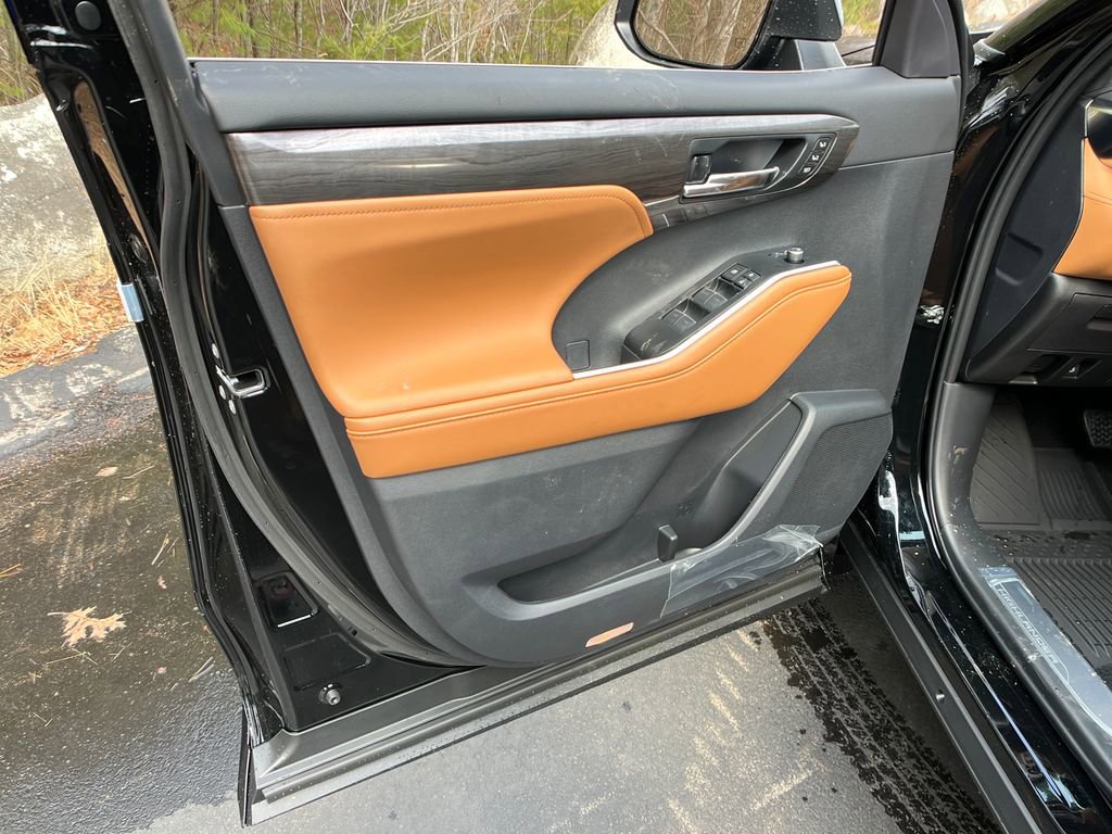 New 2026 Toyota Highlander Platinum image 11