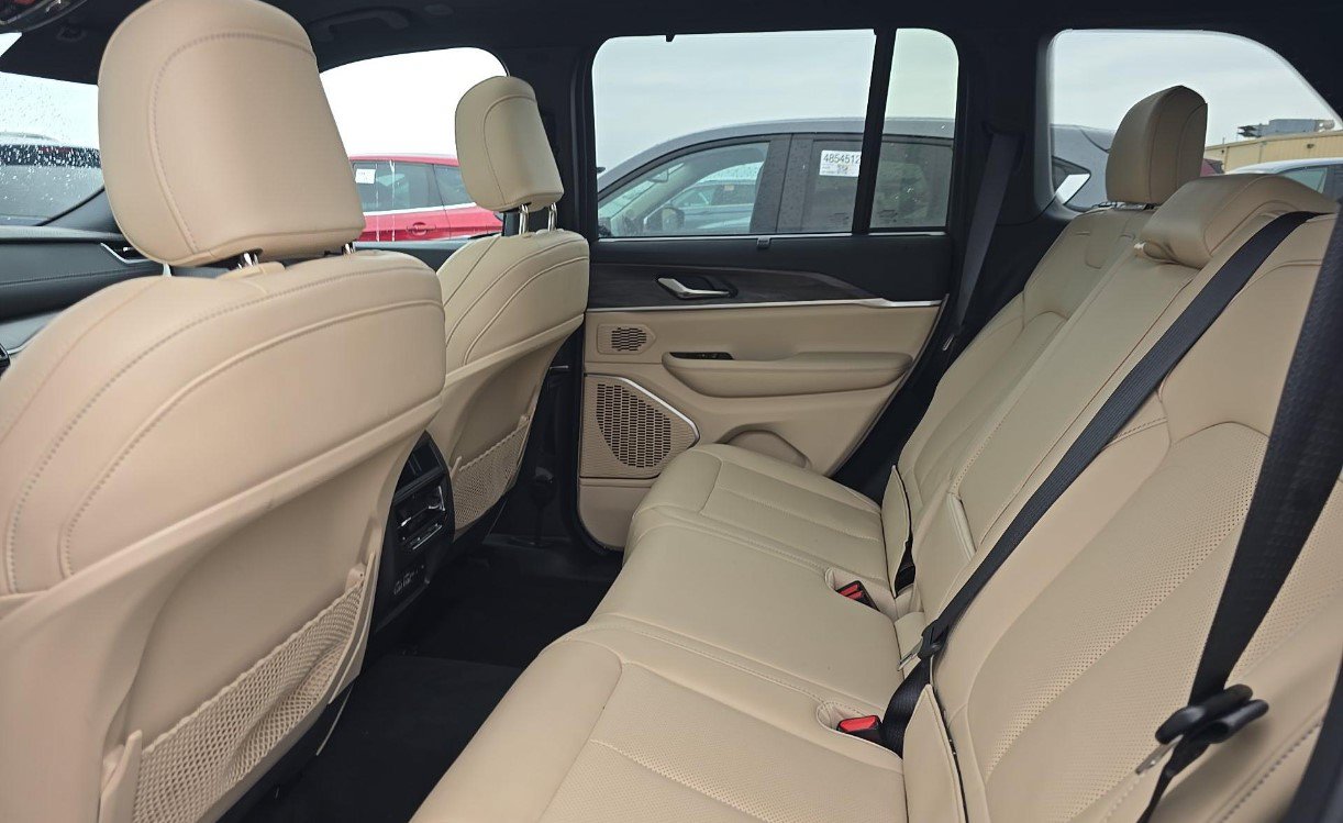 Used 2025 Jeep Grand Cherokee Limited w/ Luxury Tech Group II AWD/4WD image 10