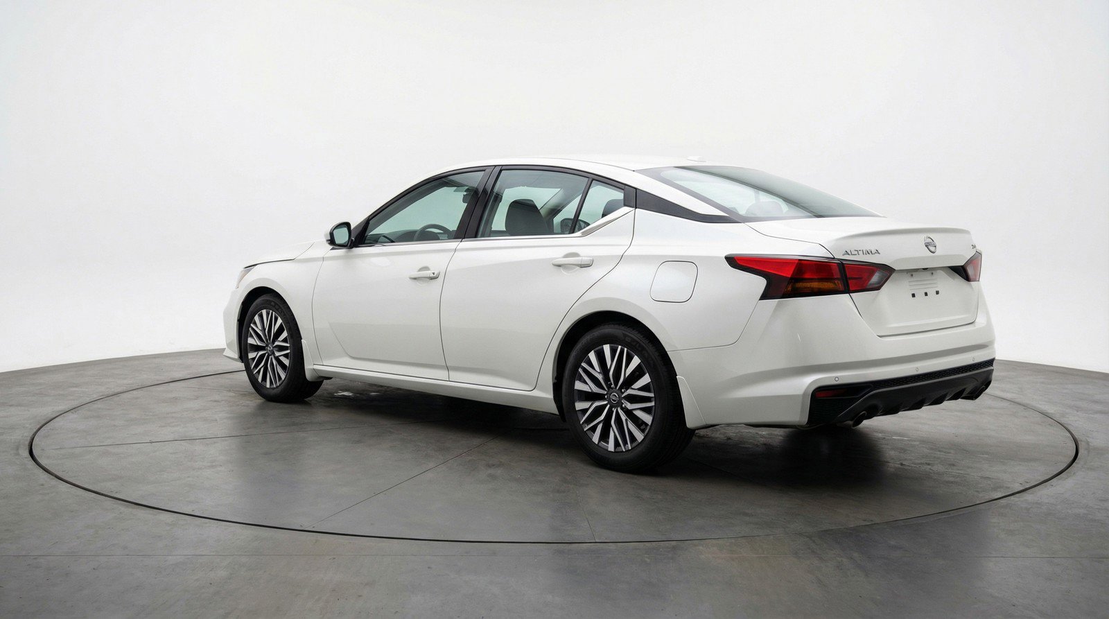 Used 2025 Nissan Altima 2.5 SV FWD image 6