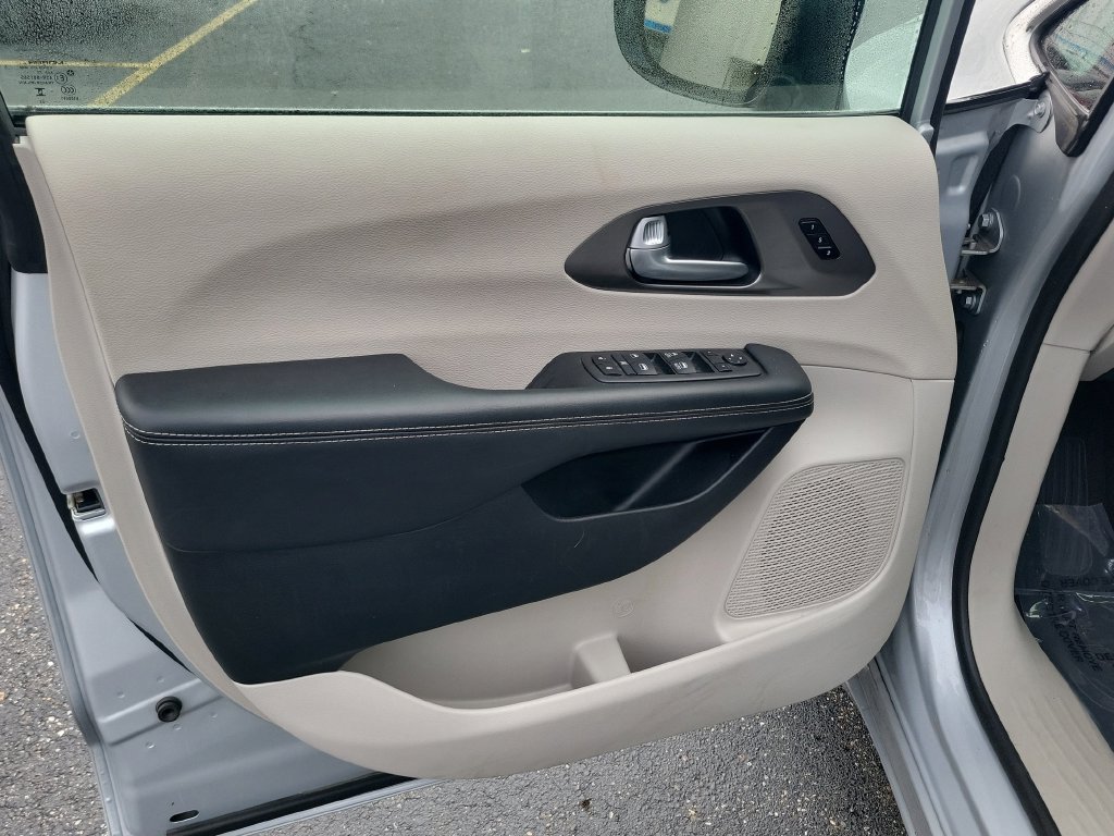 Used 2024 Chrysler Pacifica Touring-L FWD image 22