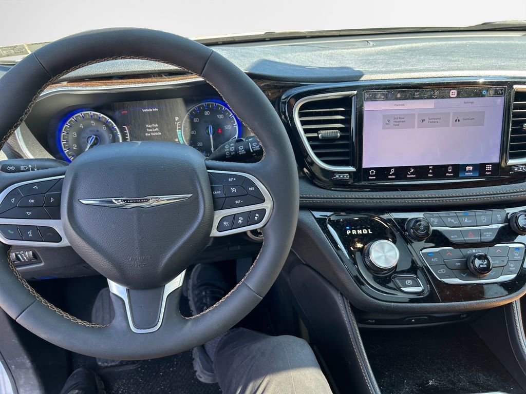 Certified 2023 Chrysler Pacifica Pinnacle AWD/4WD image 16