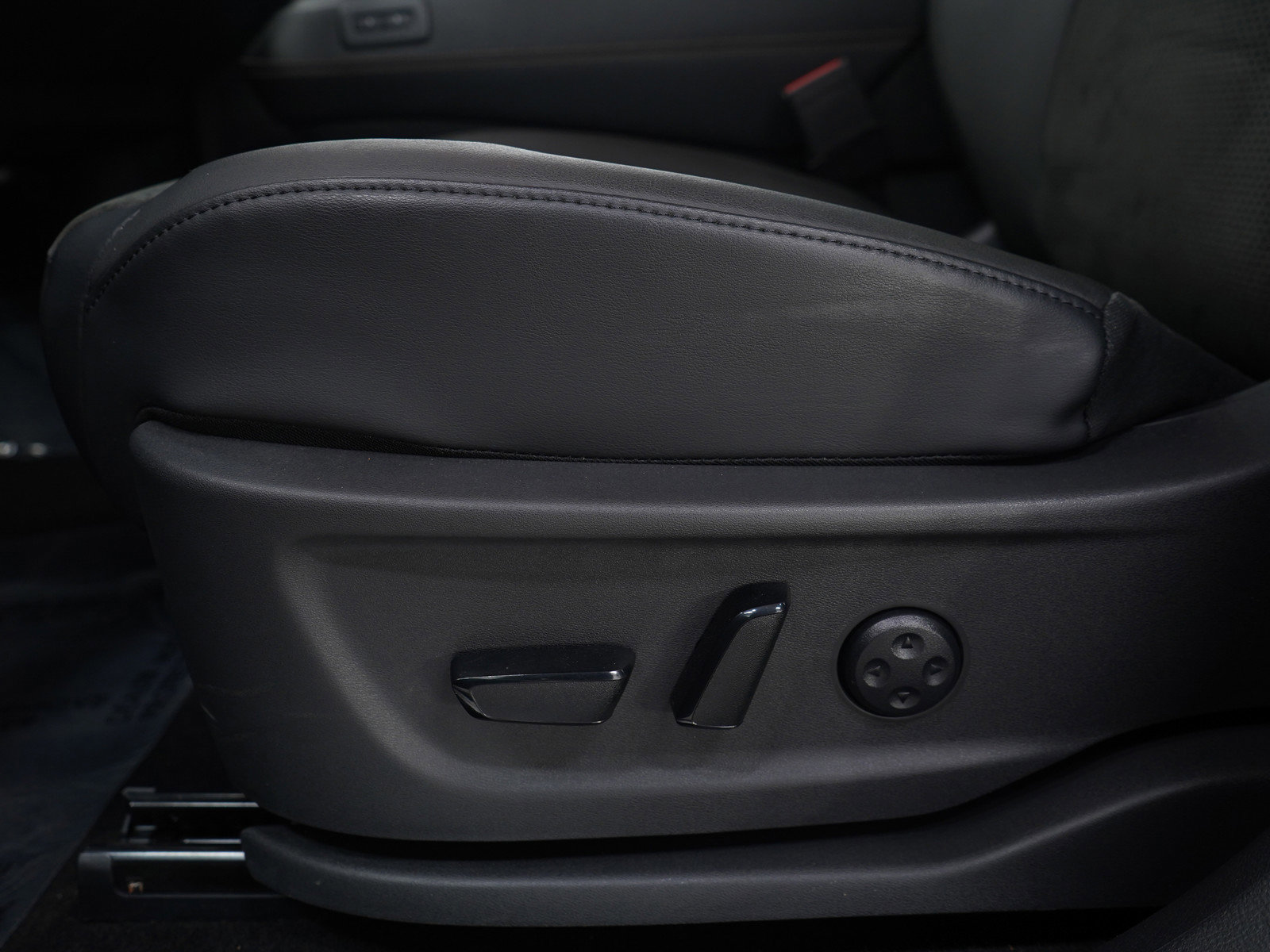 Used 2024 Nissan Ariya AWD image 28