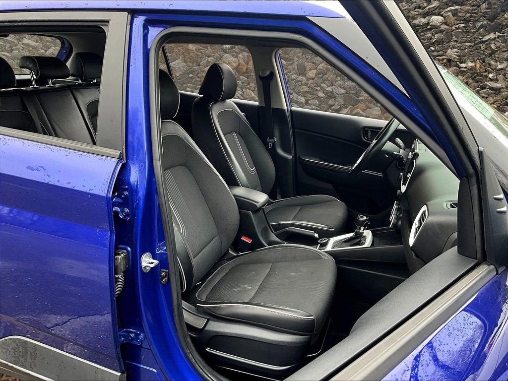 Used 2023 Hyundai Venue Limited w/ Cargo Package image 7