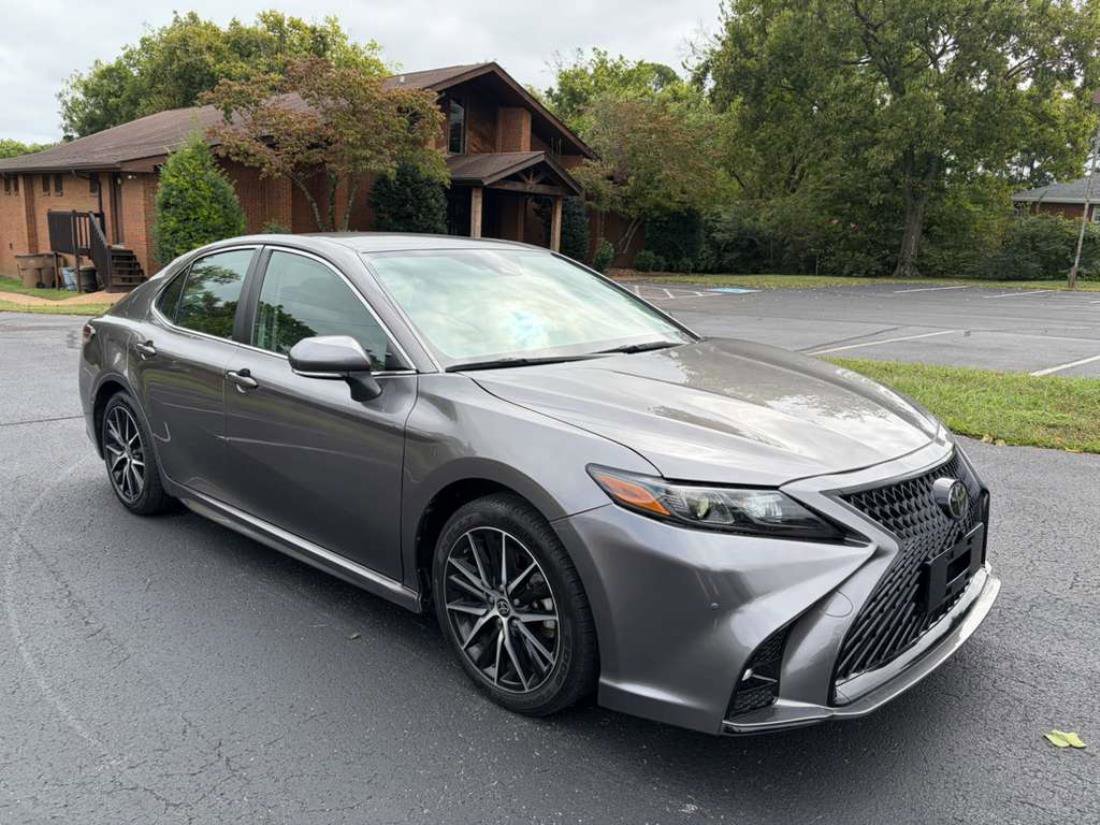 Used 2023 Toyota Camry SE image 2