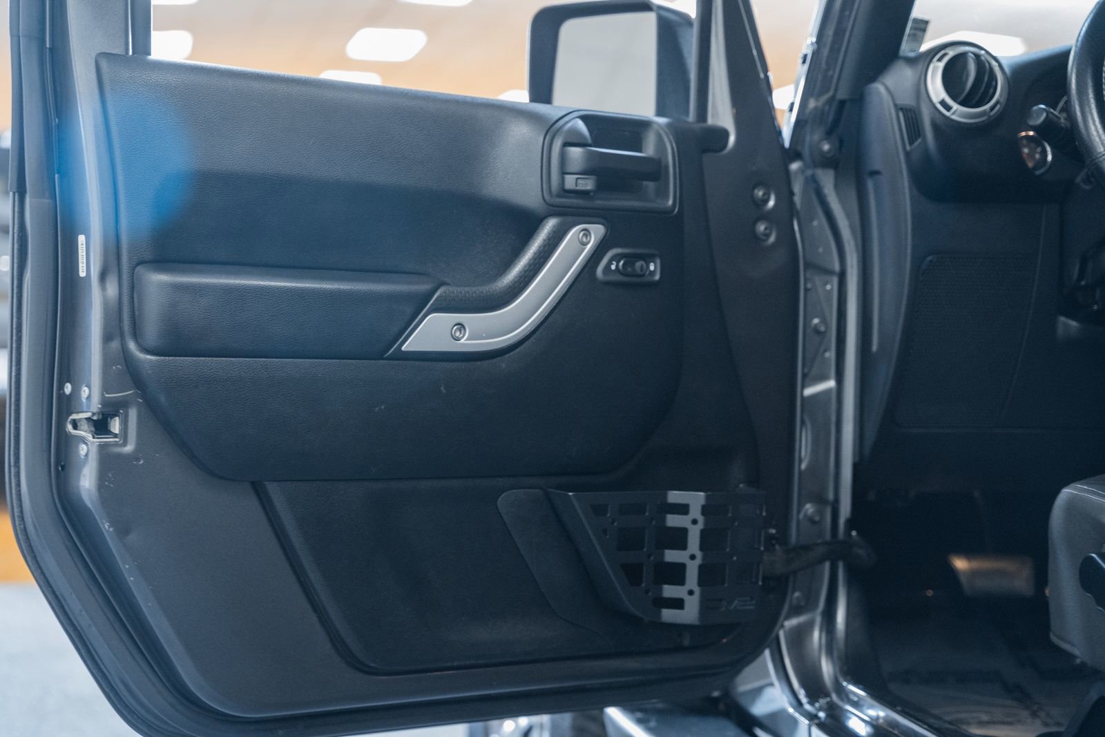 Used 2018 Jeep Wrangler Unlimited Sahara w/ Connectivity Group image 38