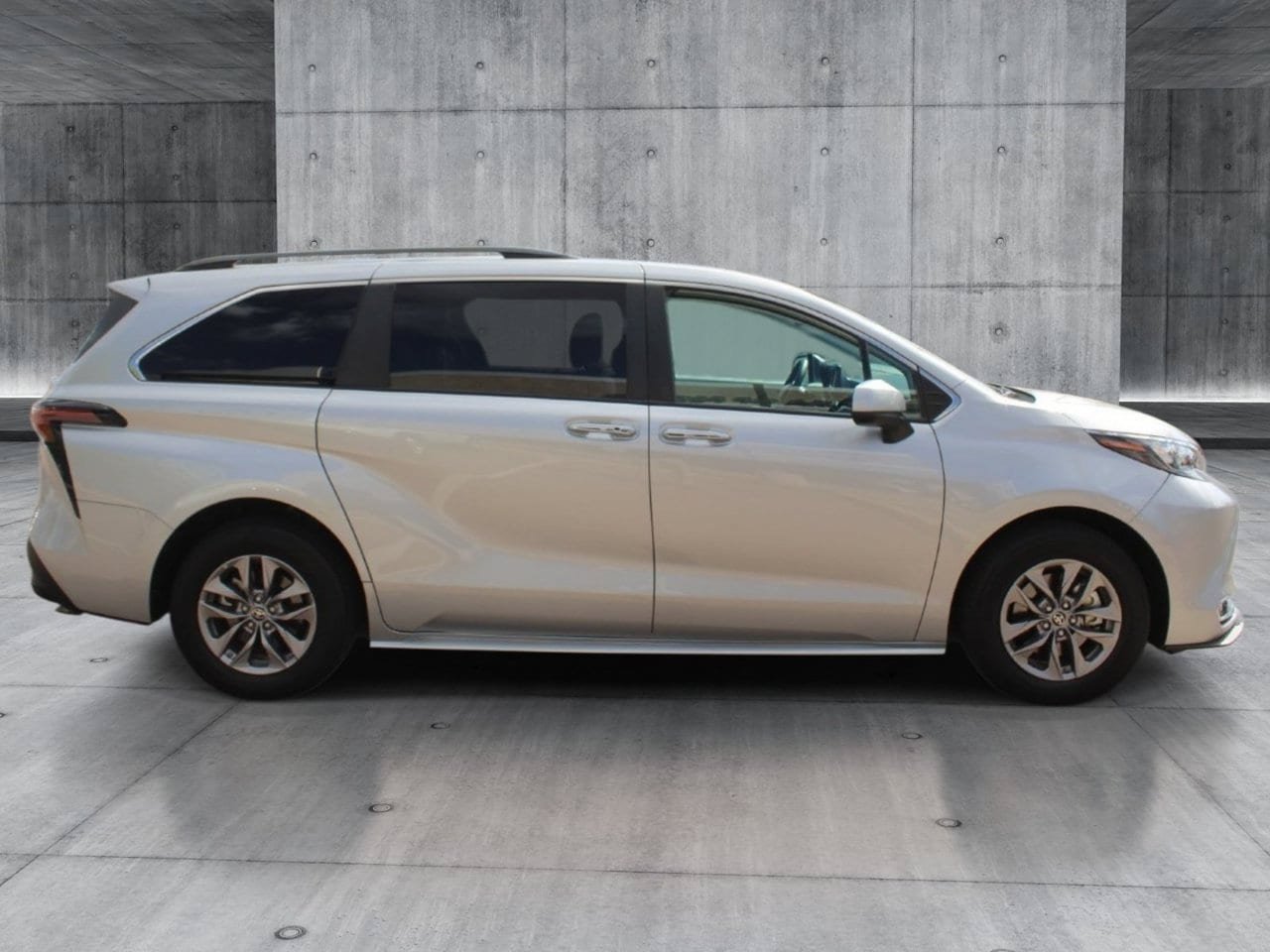 Used 2024 Toyota Sienna XLE FWD image 6