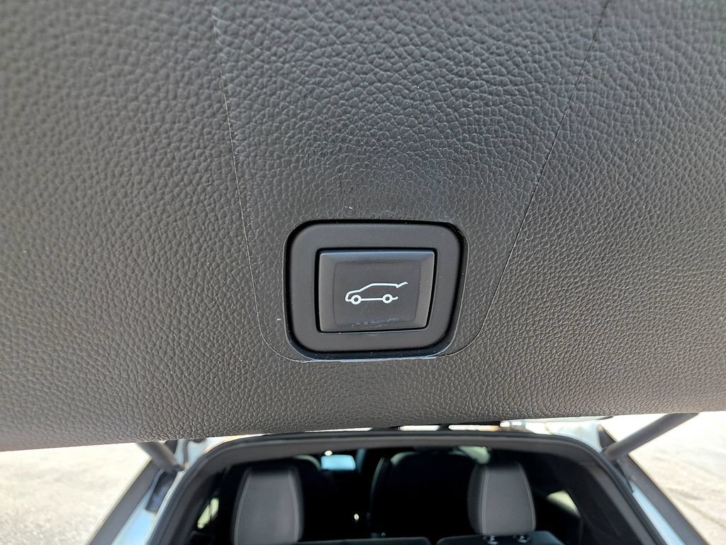 Used 2023 Chevrolet Traverse LT FWD image 12