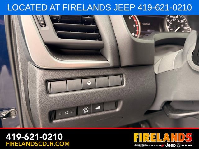 Used 2025 Nissan Rogue SV FWD image 19