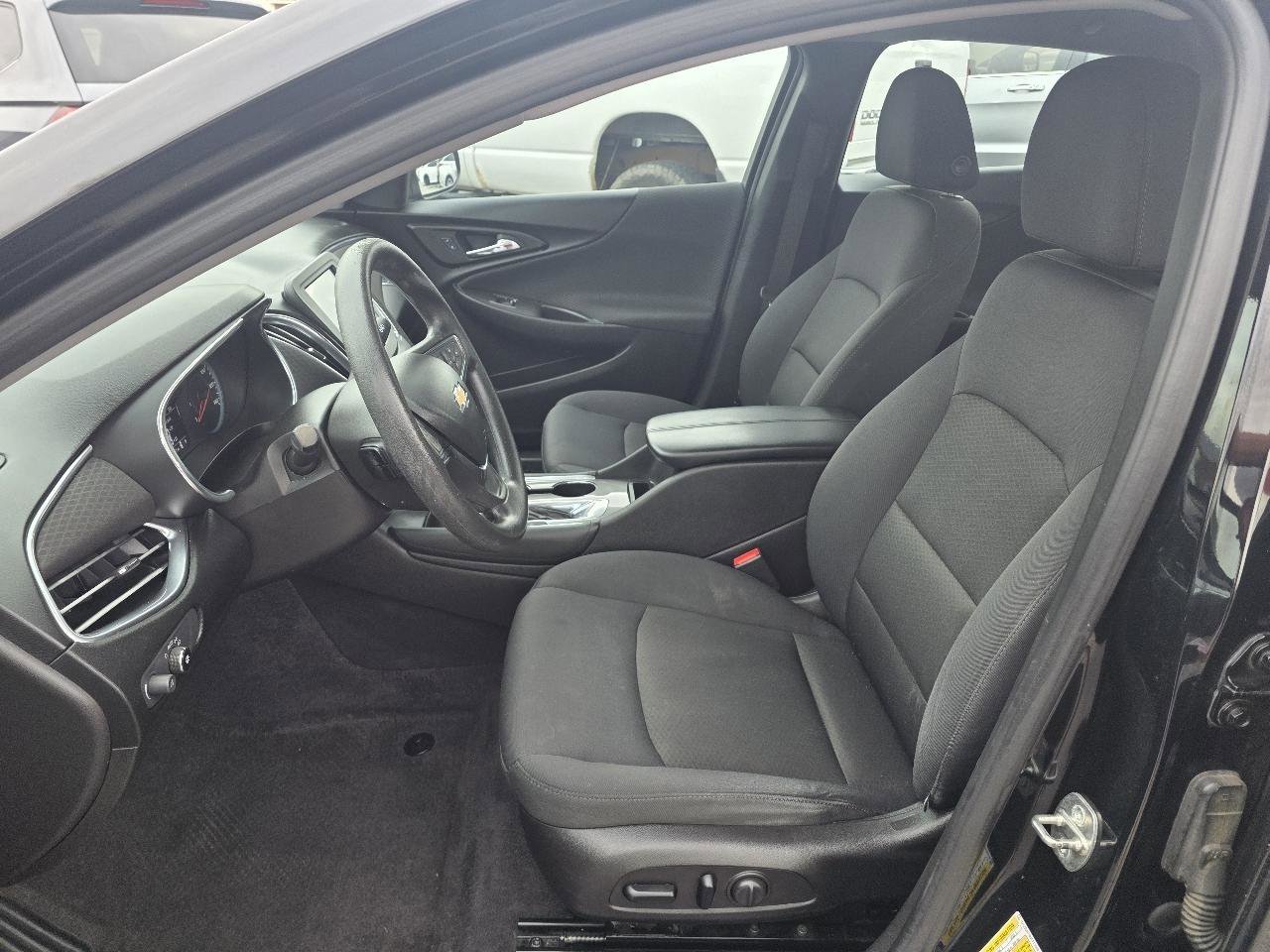 Used 2017 Chevrolet Malibu LT image 9