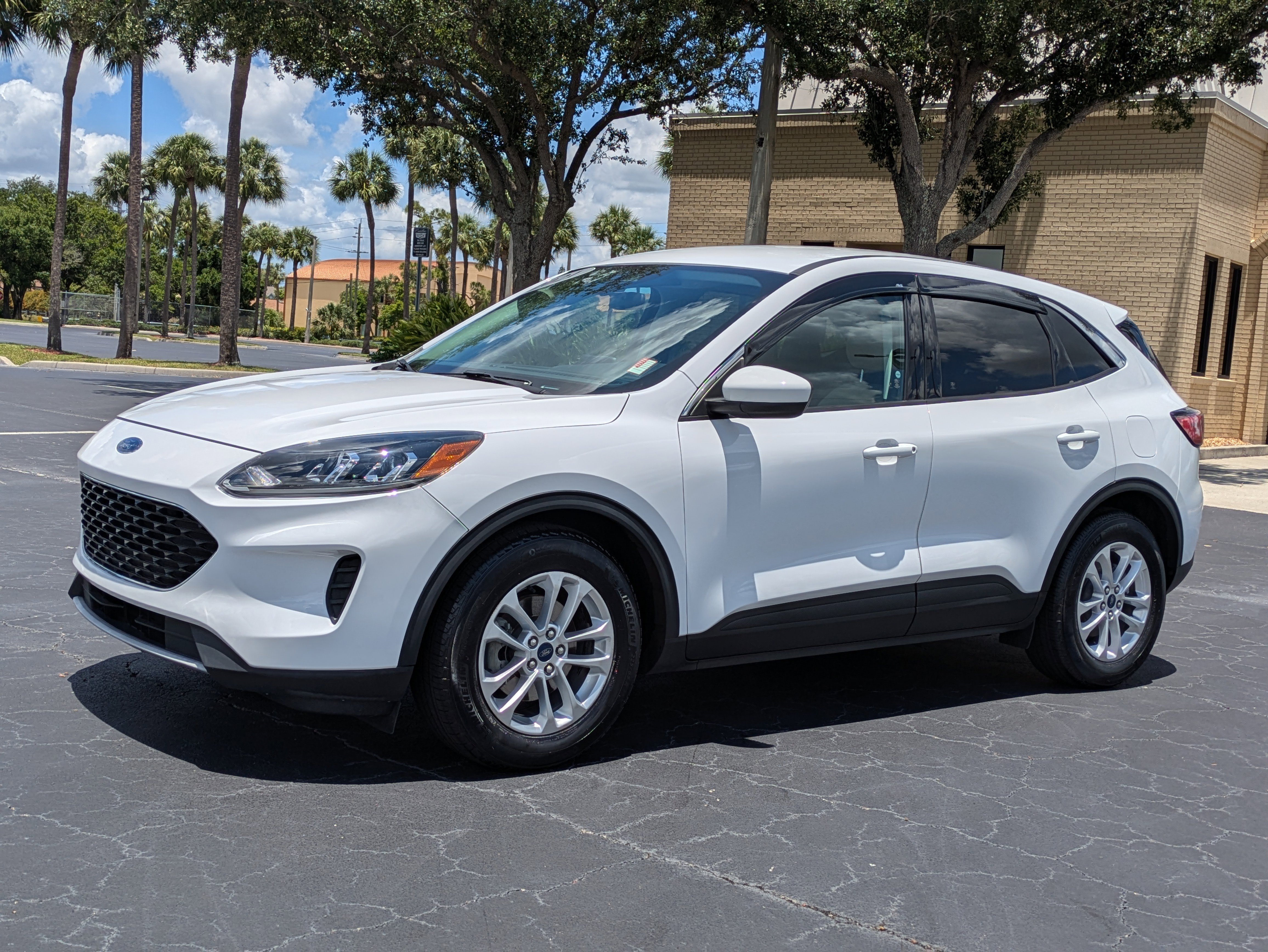 Used 2021 Ford Escape SE FWD image 2