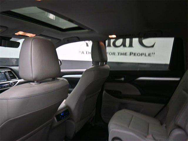 Used 2018 Toyota Highlander XLE image 24