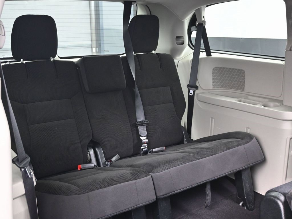 Used 2018 Dodge Grand Caravan SE w/ UConnect Hands-Free Group image 28