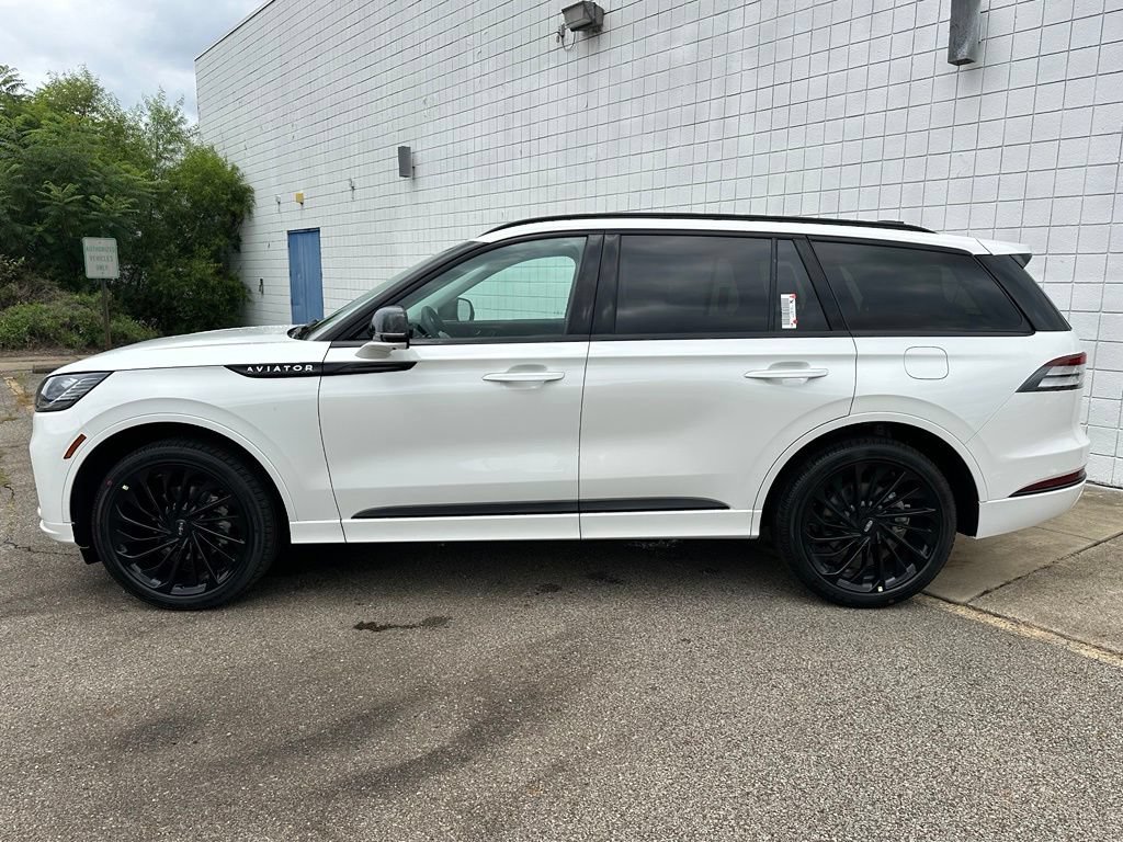 New 2026 Lincoln Aviator Reserve w/ Jet Appearance Package AWD/4WD image 2