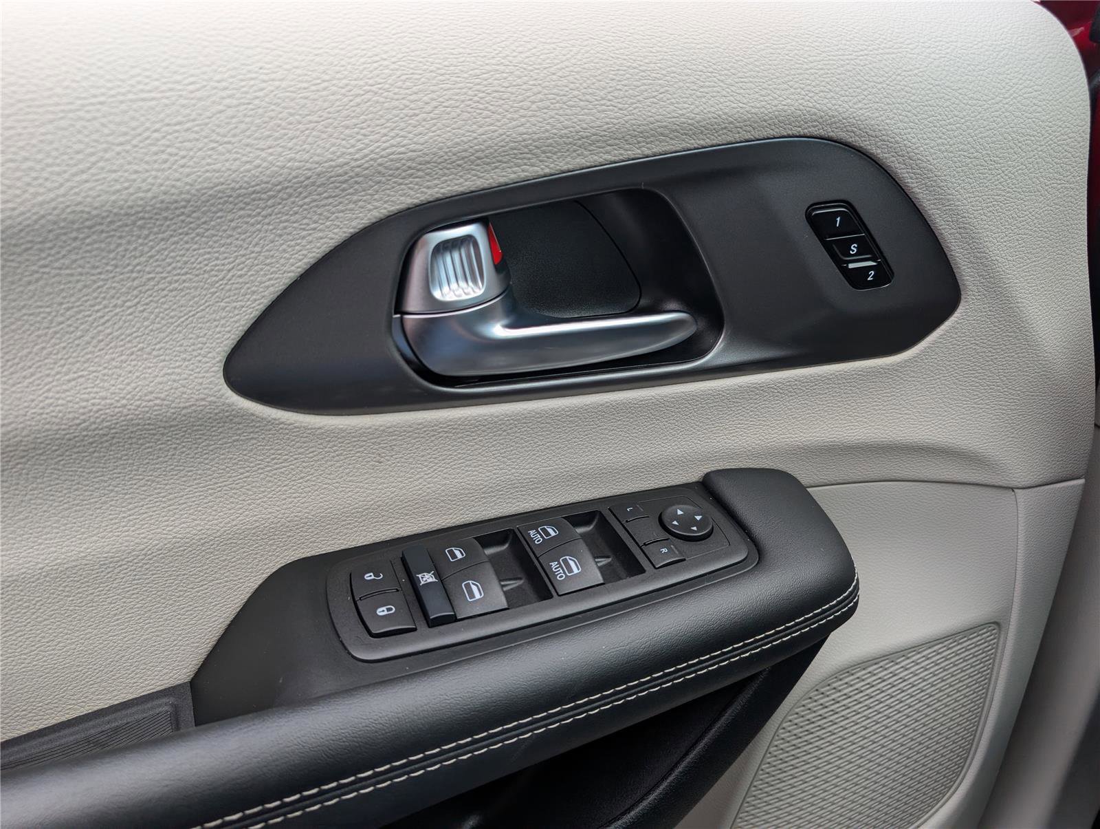 Used 2024 Chrysler Pacifica Touring-L image 19