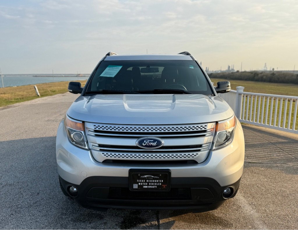 Used 2013 Ford Explorer XLT FWD image 2