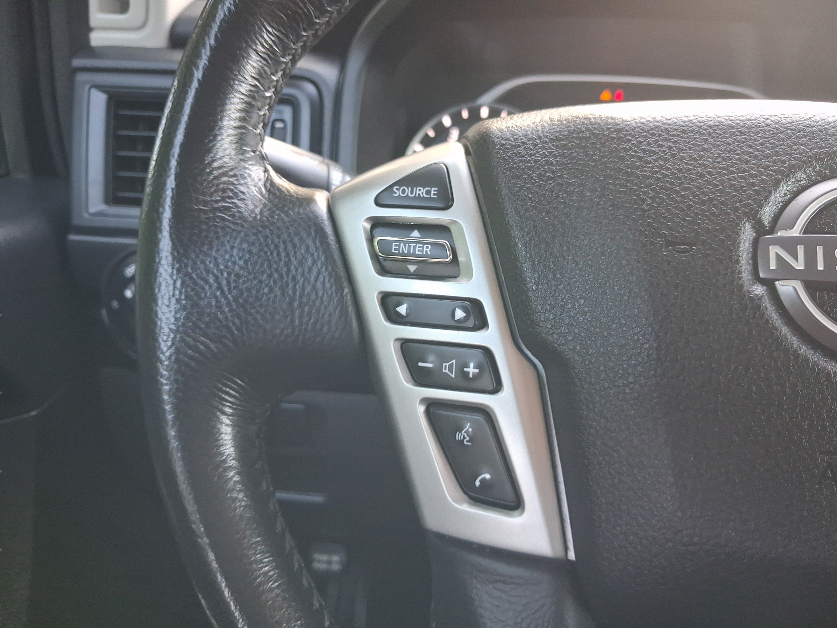 Used 2024 Nissan Titan SV w/ SV Convenience Package AWD/4WD image 19