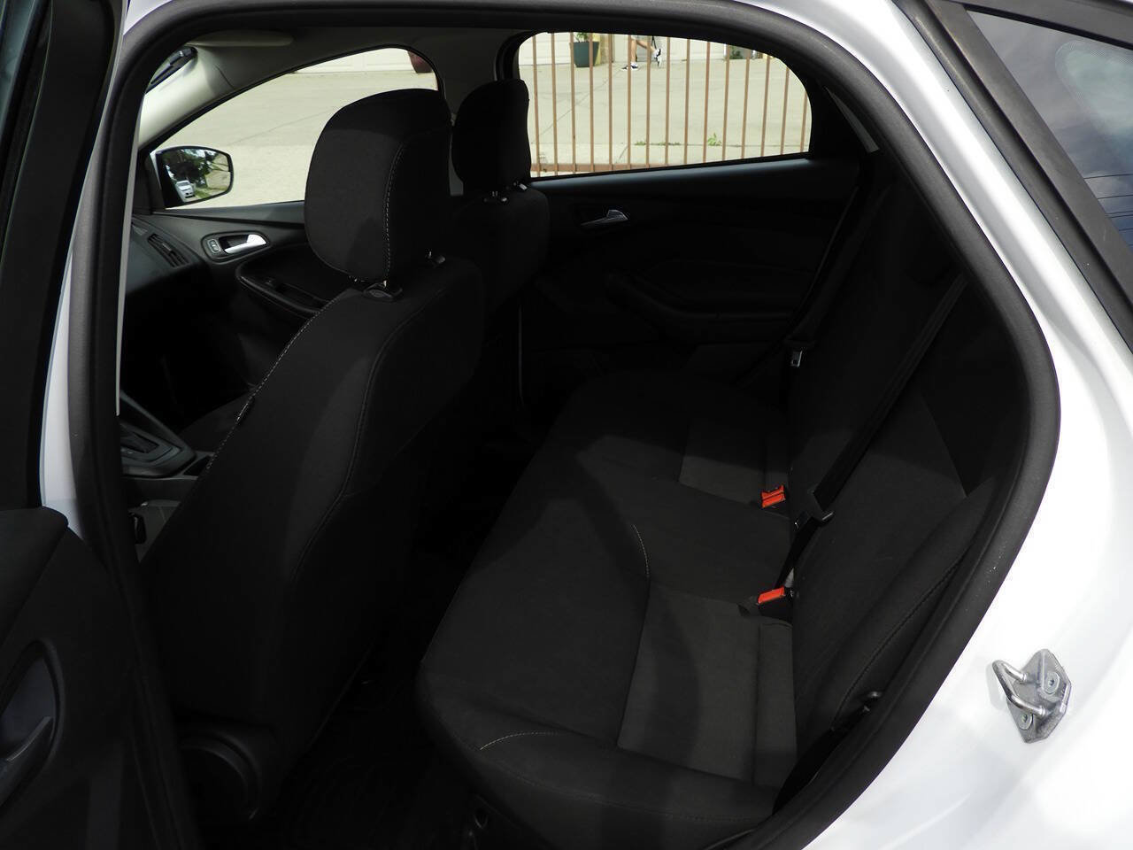 Used 2018 Ford Focus SE w/ Cold Weather Package FWD image 21