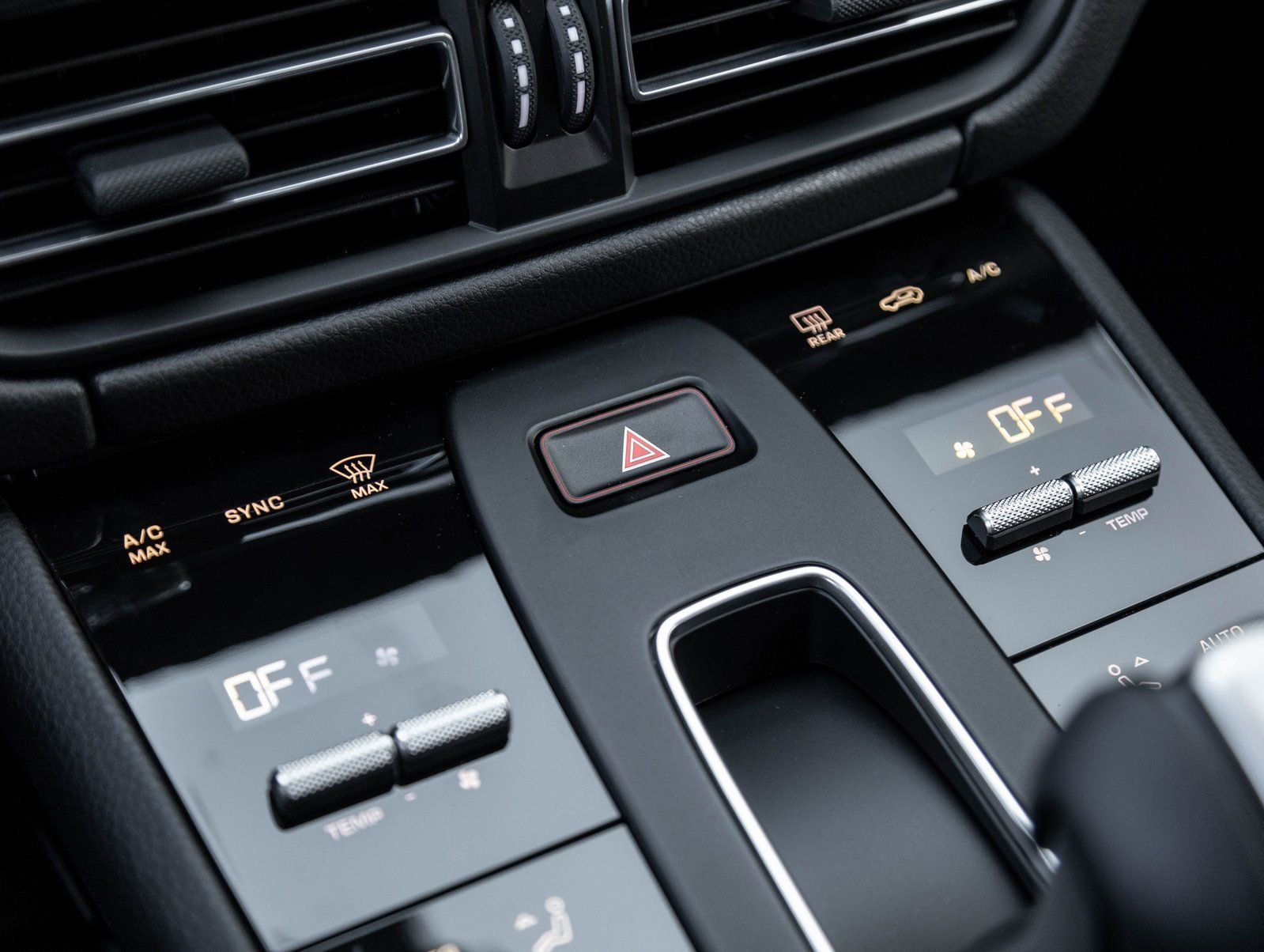 Certified 2026 Porsche Macan Turbo AWD/4WD image 26