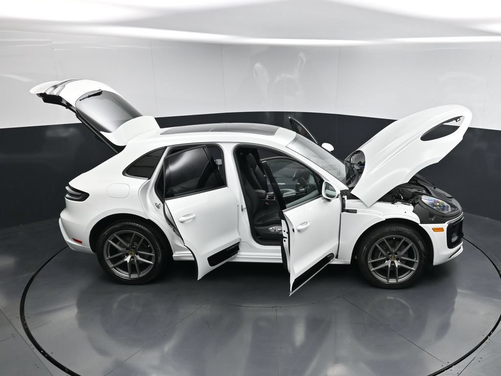 Certified 2025 Porsche Macan AWD/4WD image 30
