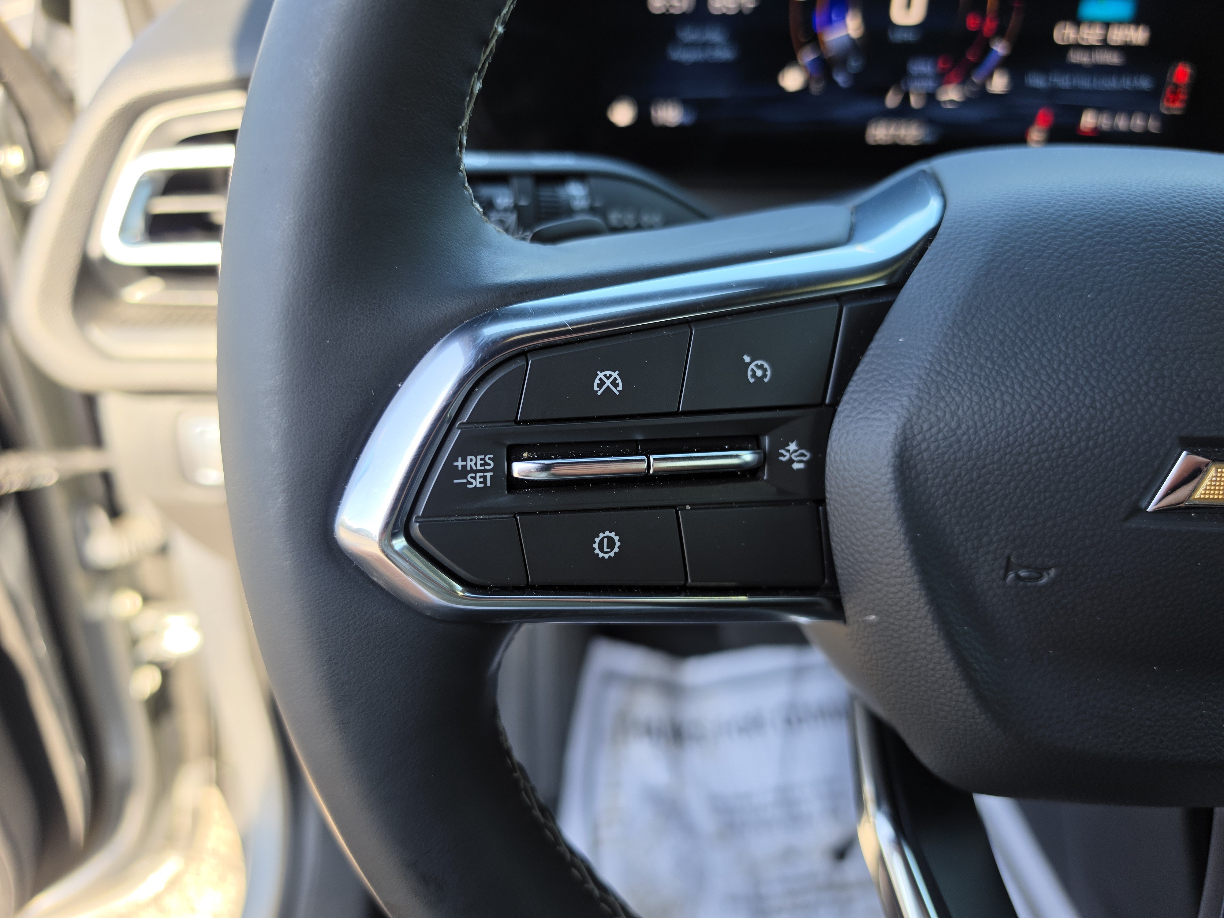 Used 2025 Chevrolet Traverse LT FWD image 34
