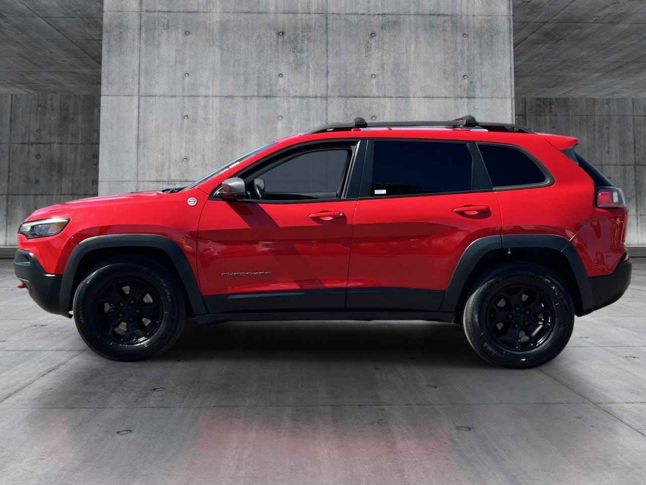 Used 2019 Jeep Cherokee Trailhawk w/ Comfort/Convenience Group AWD/4WD image 2