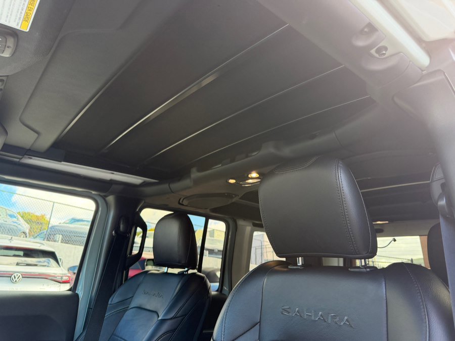 Used 2023 Jeep Wrangler Sahara AWD/4WD image 18