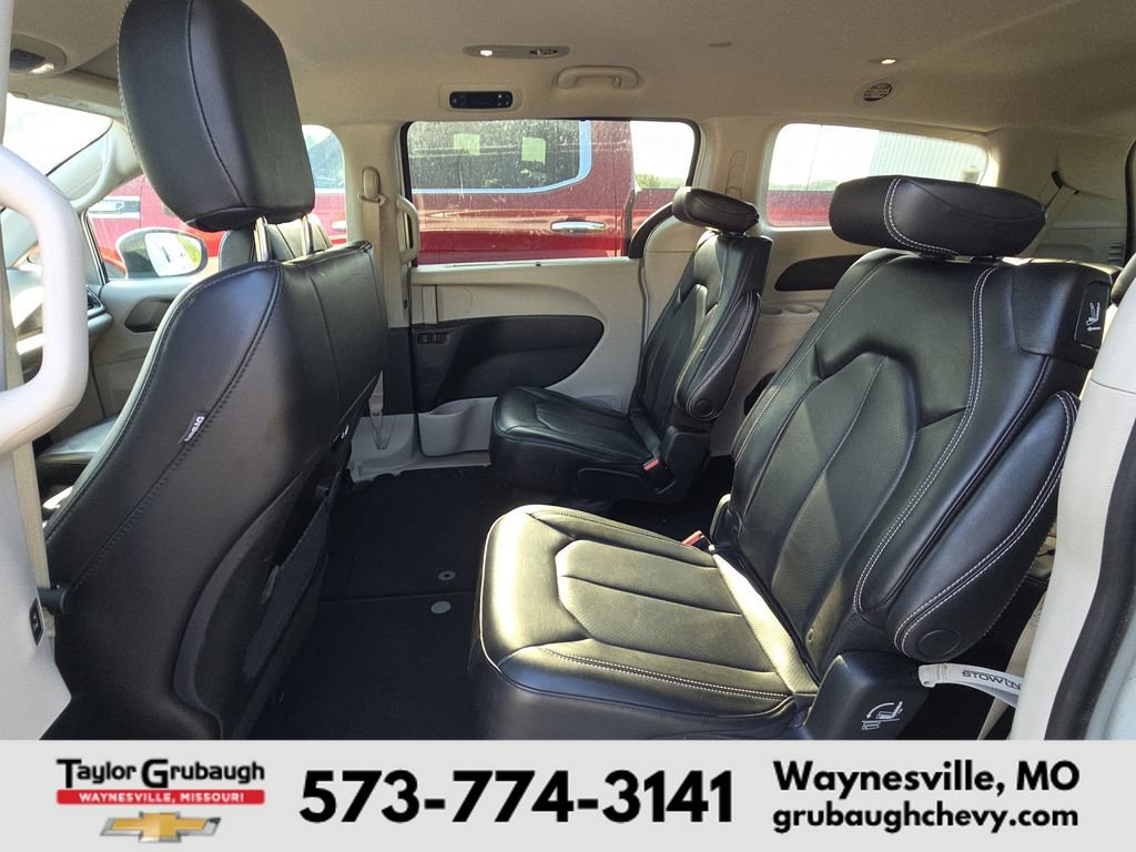 Used 2023 Chrysler Pacifica Touring-L FWD image 12