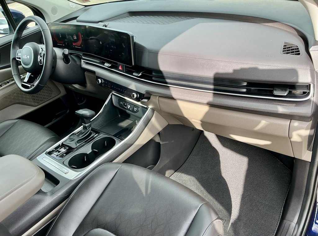 Used 2025 Kia Carnival EX image 24