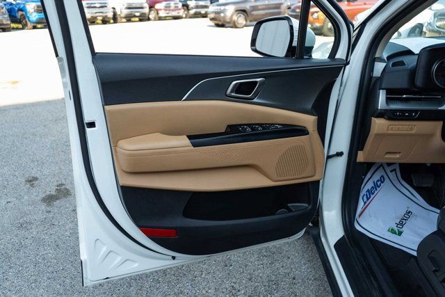 Used 2024 Kia Carnival LX image 12