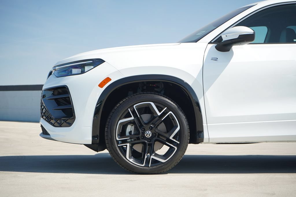 New 2026 Volkswagen Tiguan SEL R-Line AWD/4WD image 2