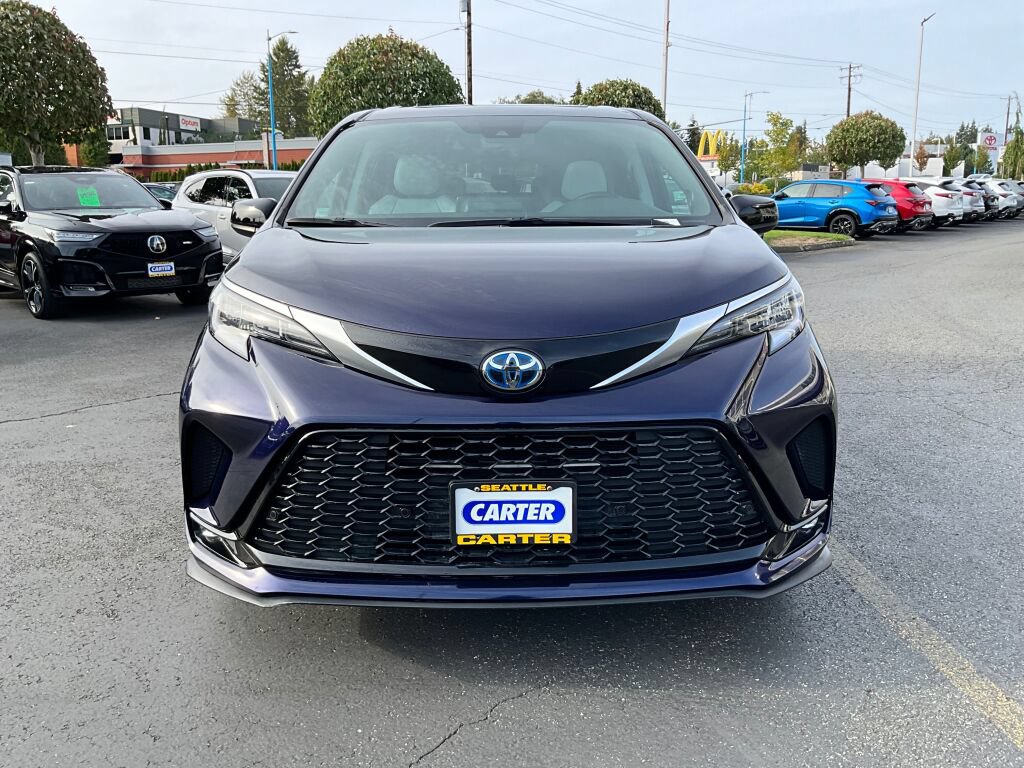 Used 2021 Toyota Sienna XSE FWD image 2