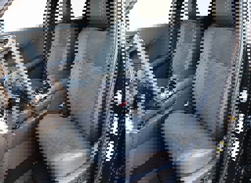 Used 2025 Mitsubishi Outlander SE image 2