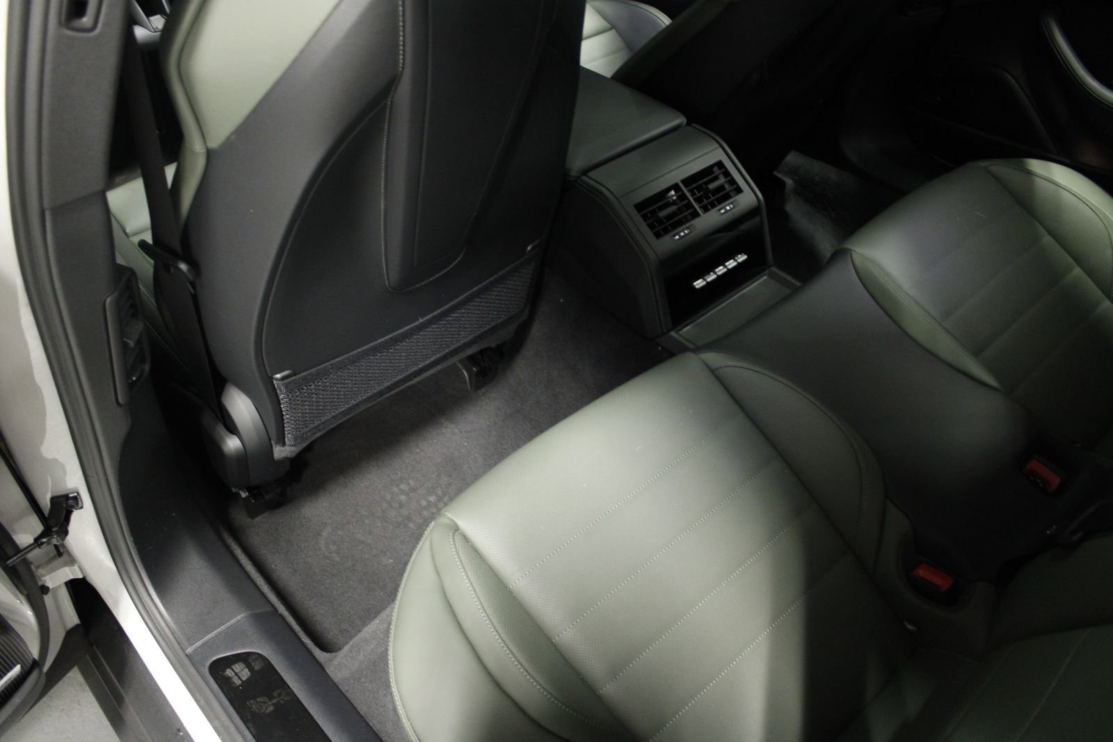 Used 2025 Porsche Panamera 4 image 38