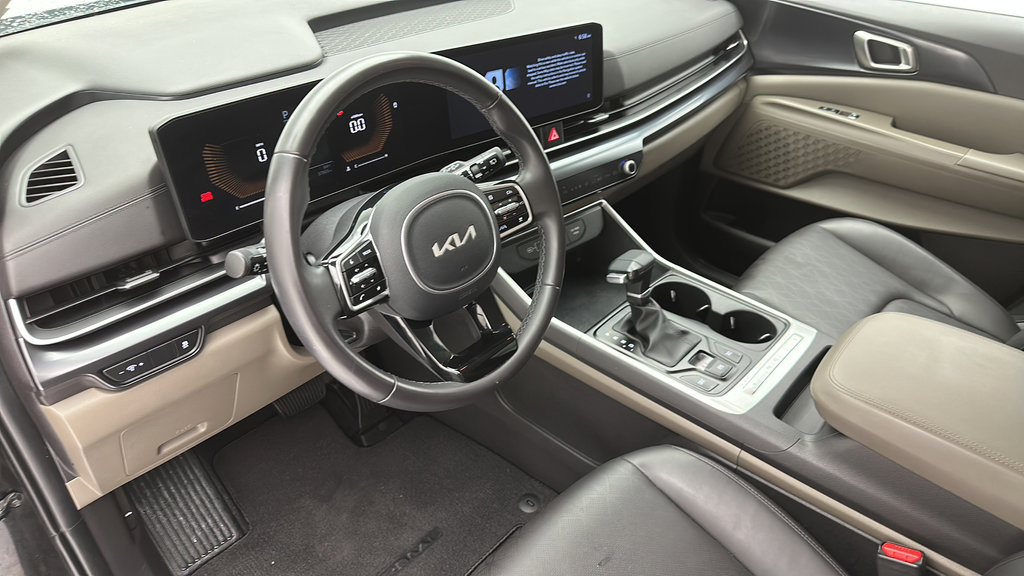 Used 2025 Kia Carnival FWD image 11
