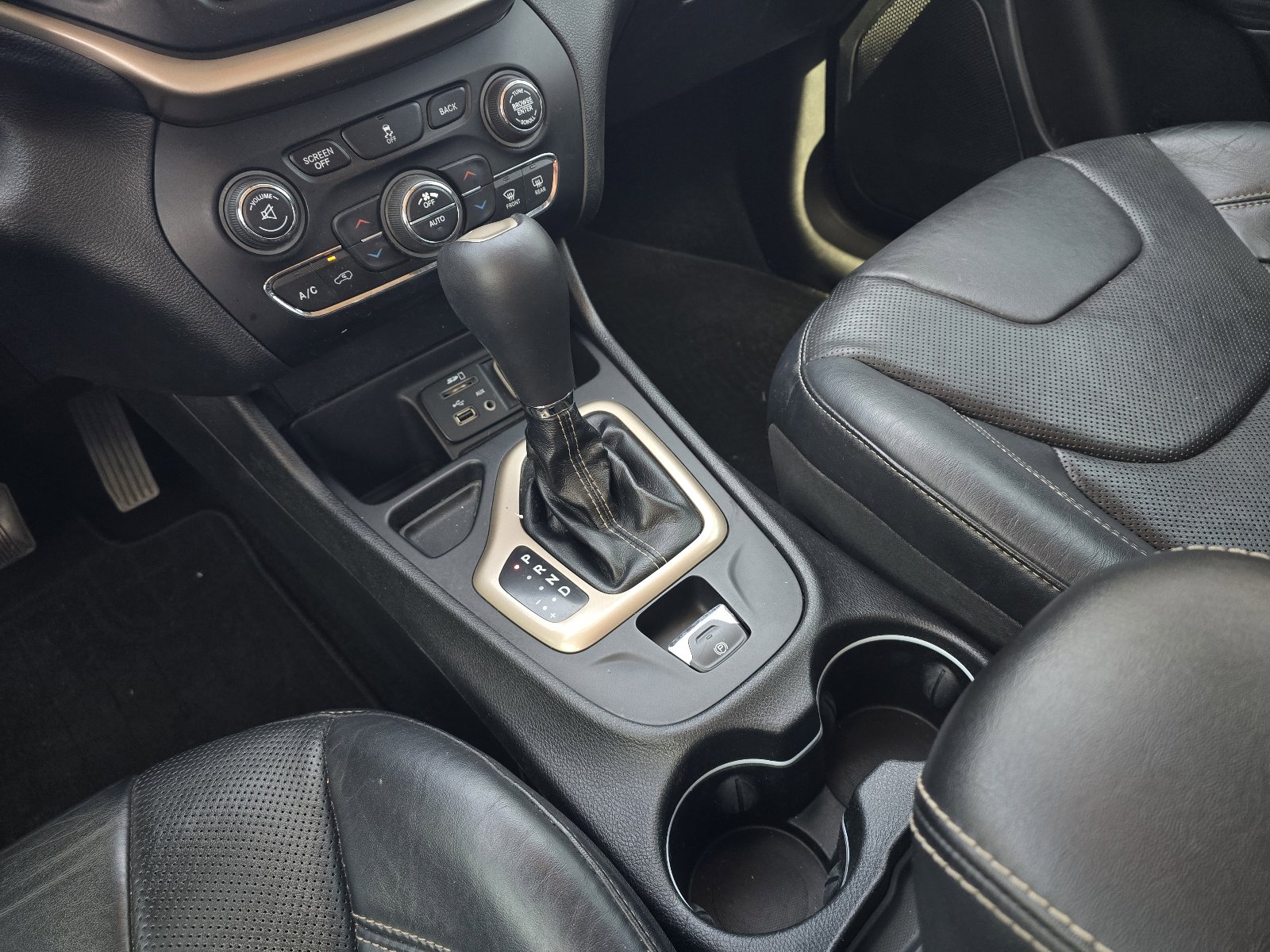 Used 2014 Jeep Cherokee Limited w/ Luxury Group FWD image 16