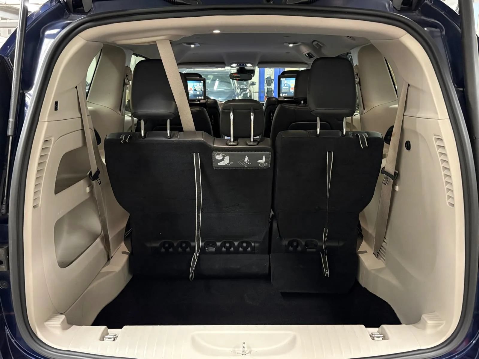 Used 2017 Chrysler Pacifica Touring-L Plus w/ Advanced Safetytec Group FWD image 9