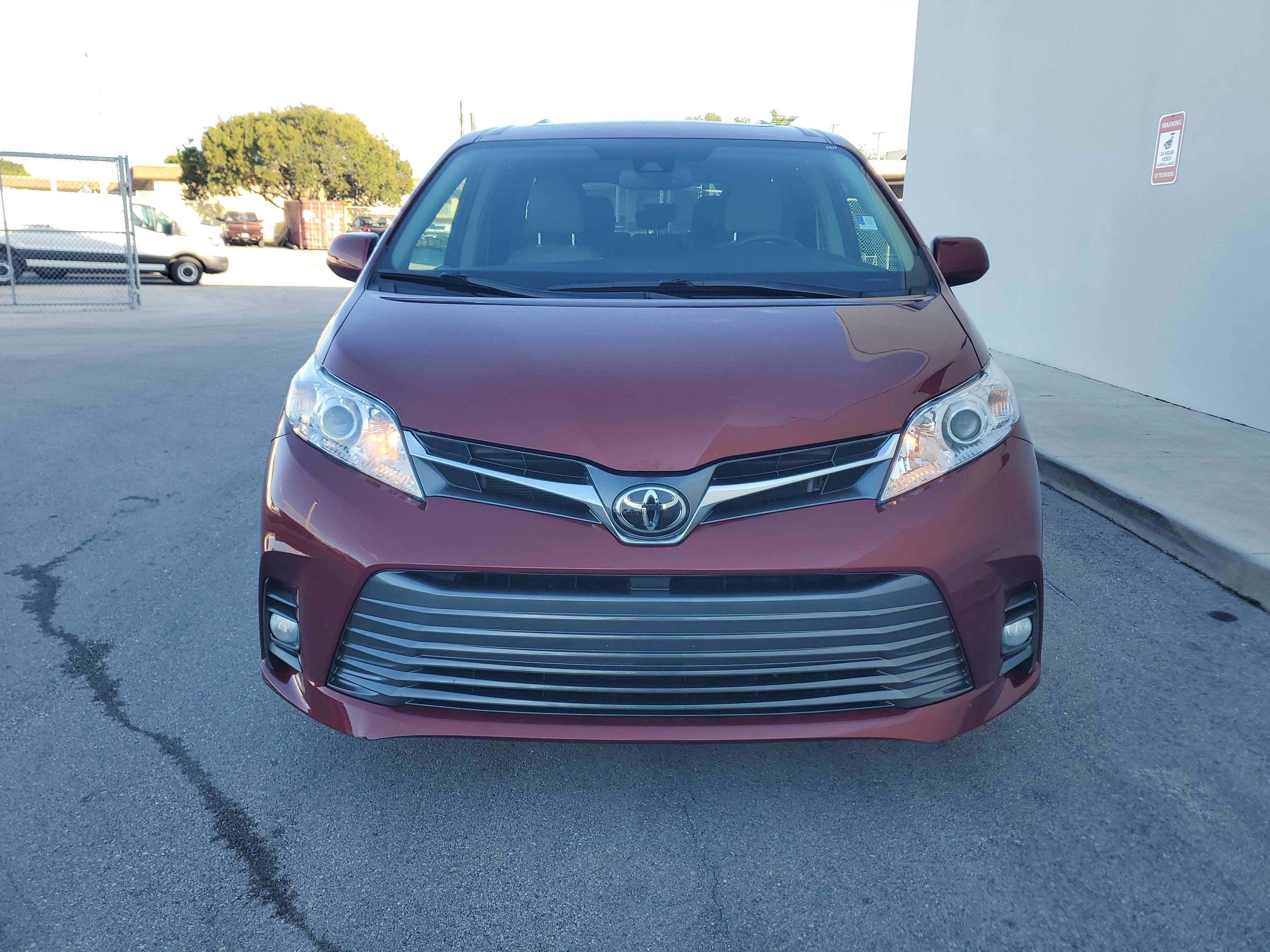 Used 2020 Toyota Sienna XLE video 2