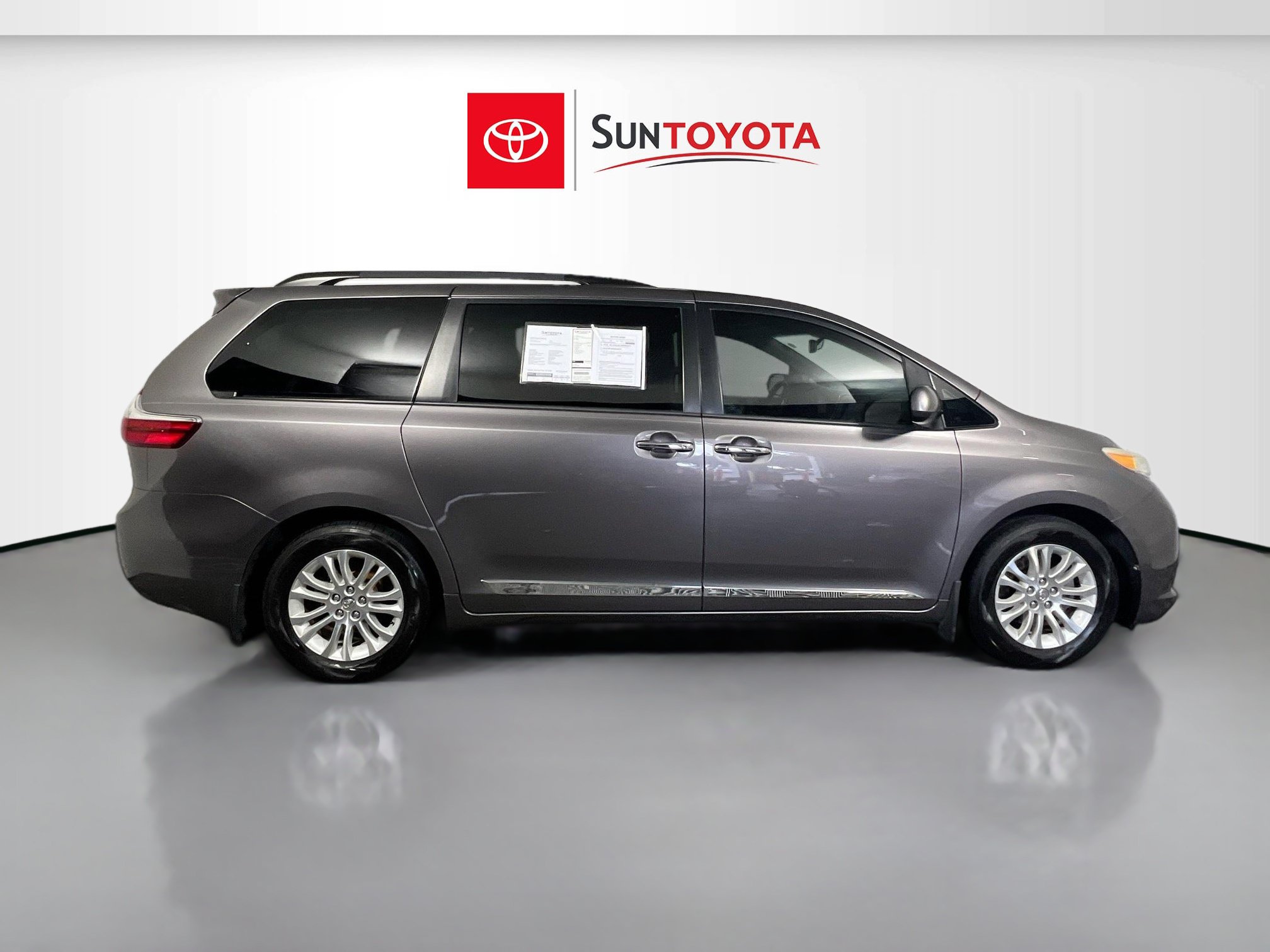 Used 2015 Toyota Sienna XLE w/ XLE Navigation Package FWD image 2
