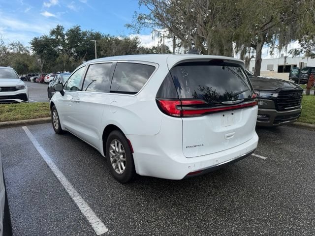Used 2023 Chrysler Pacifica Touring-L FWD image 4