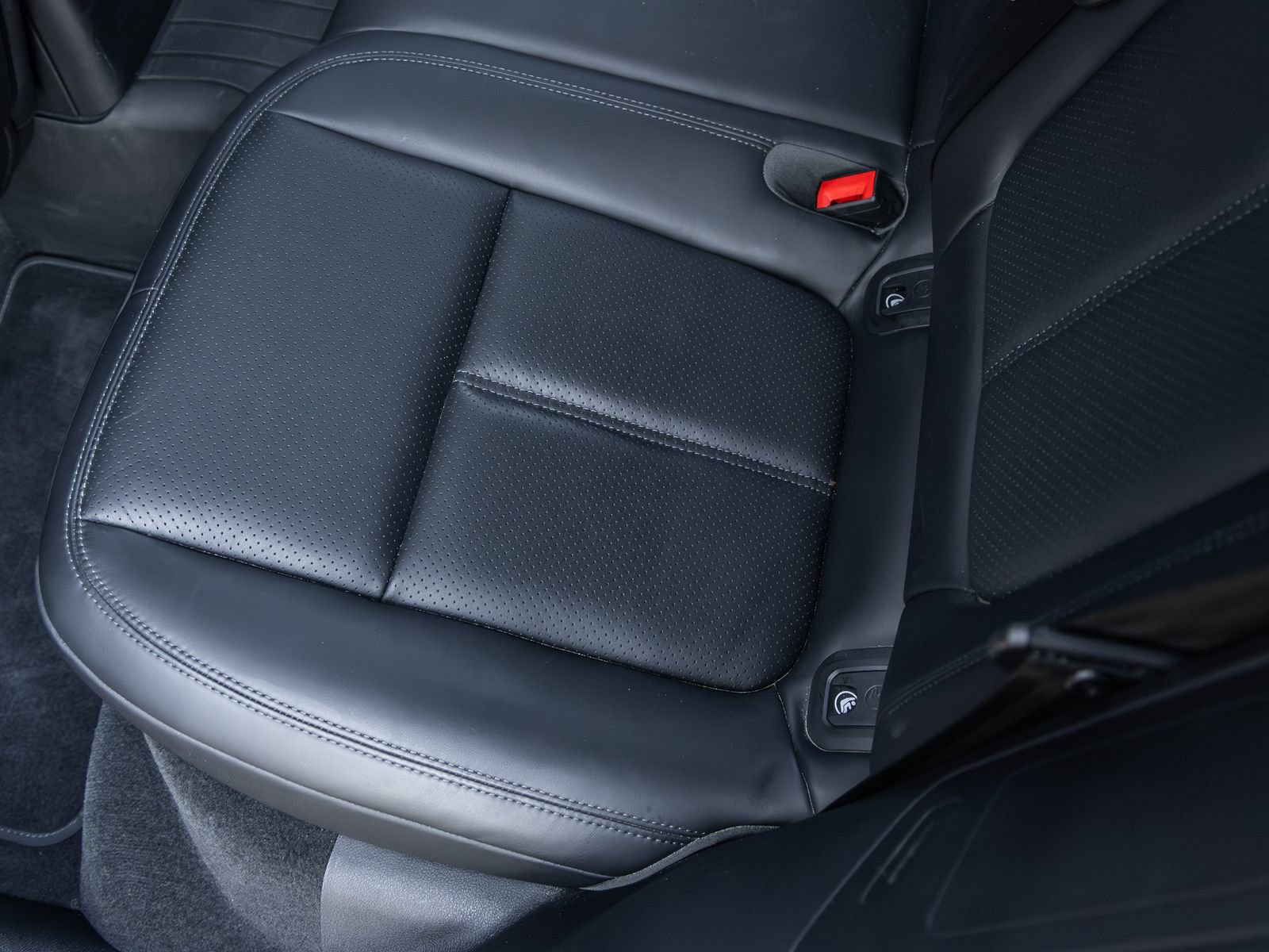 Certified 2024 Porsche Macan S image 36