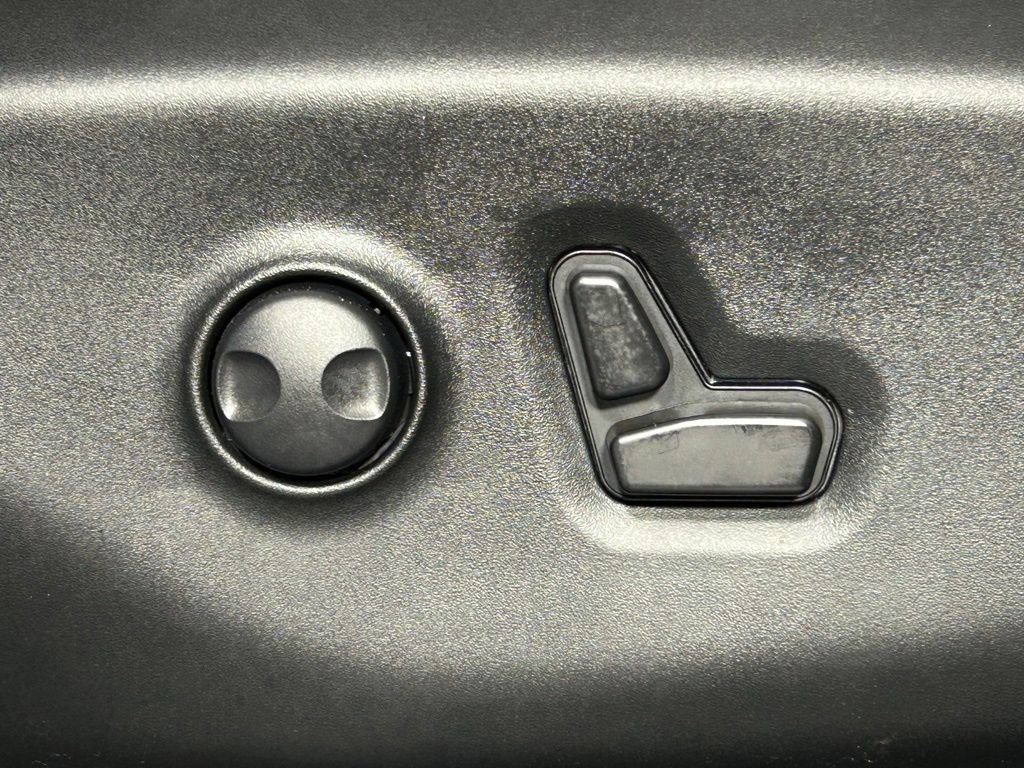 Used 2024 Chrysler Pacifica Limited w/ S Appearance Package FWD image 11