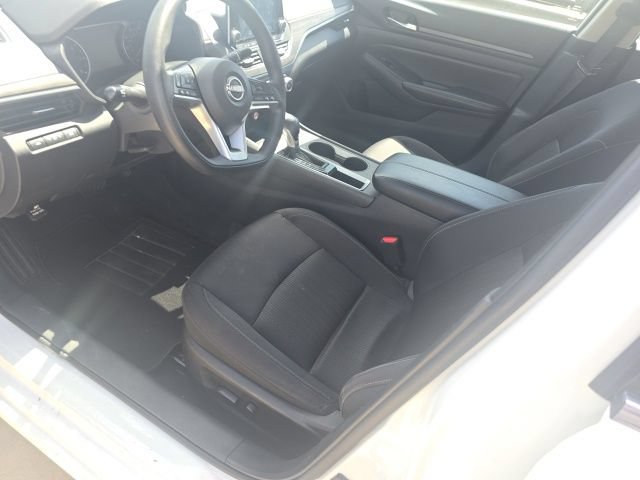 Used 2025 Nissan Altima 2.5 SV FWD image 2