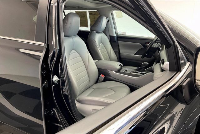 Used 2024 Toyota Highlander XLE FWD image 6