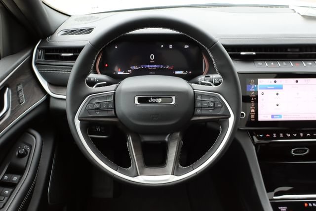 New 2026 Jeep Grand Cherokee Limited w/ Limited Altitude Package AWD/4WD image 17